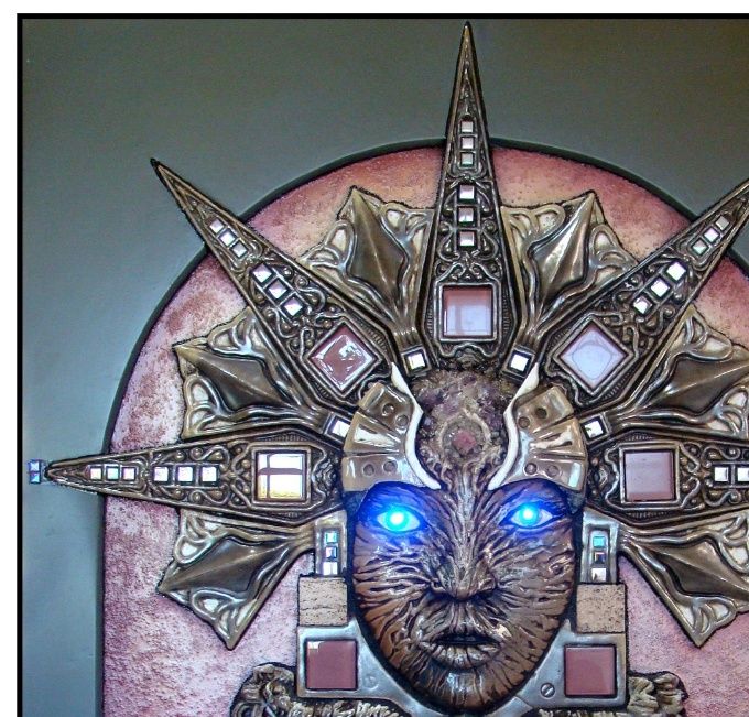 TOTEM Obra cerámica con ojos que se iluminan.